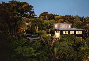 Una casa moderna rodeada de exuberante vegetación tropical.