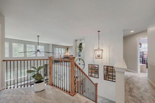 Comfy 4-Bedroom House in Castle Rock with Priv. Fenced-in Backyard/Dog Friendly.