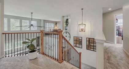Comfy 4-Bedroom House in Castle Rock with Priv. Fenced-in Backyard/Dog Friendly.