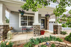 Terrace/patio - Comfy 4-Bedroom House in Castle Rock with Priv. Fenced-in Backyard/Dog Friendly. (Castle Rock)