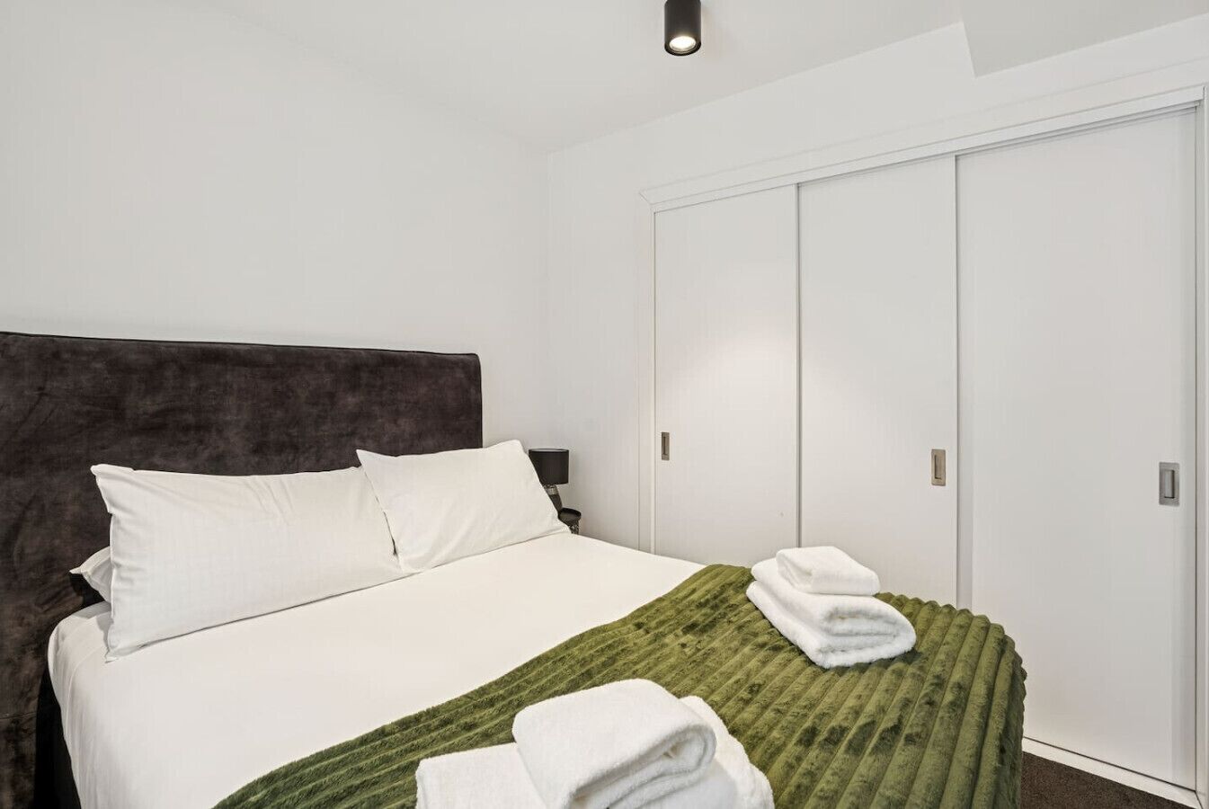 Desk, iron/ironing board, WiFi, bed sheets