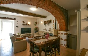 Smart TV, caminetto, lettore DVD