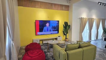 Hus, 3 soverom, tilgjengelighetstilpasset, byutsikt | Oppholdsrom