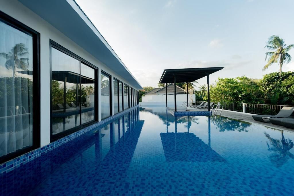 Una piscina al aire libre