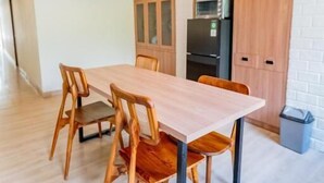 Et moderne køkken med træskabe, indbygget mikroovn og køleskab.