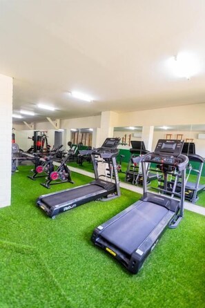 Ett gym med löpband, motionscyklar och styrketräningsmaskiner.