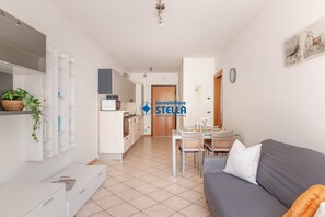 Een modern appartement met keuken, eetgedeelte en woonkamer.