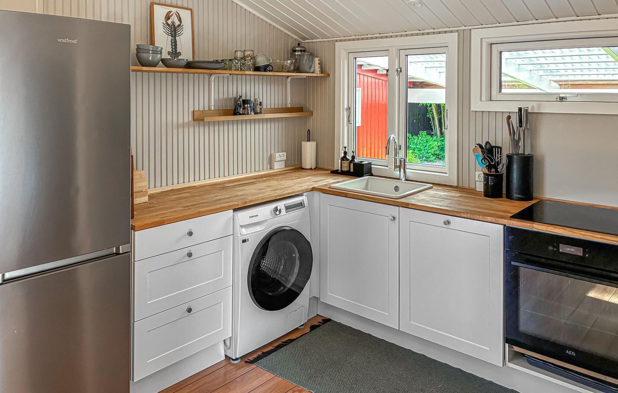 Kylskåp, spishäll, diskmaskin och kaffe- och tebryggare