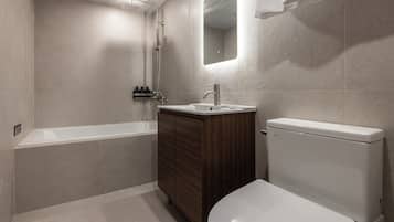 DELUXE TWIN TATAMI | Bathroom | Hair dryer, towels, shampoo, toilet paper