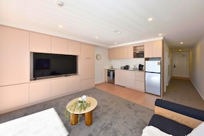 Een modern appartement met een woonkamer, keuken en eetgedeelte.