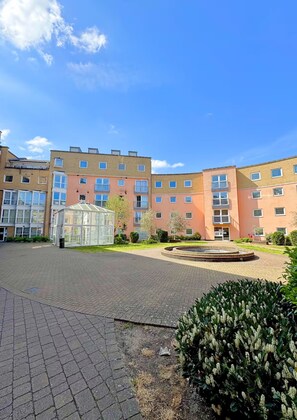House, Smoking - Spacious 2BR Feltham Home Sleeps 5 (Feltham)