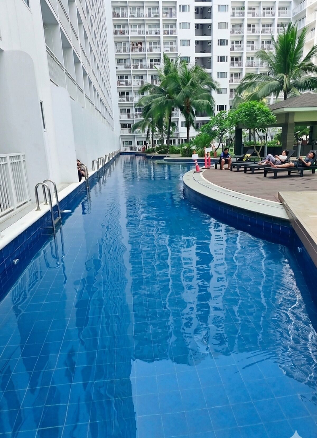 Lejlighed - balkon - udsigt til pool | Pool | 6 udendørs pools, åben fra kl. 08.00 til kl. 22.00, livreddere på stedet