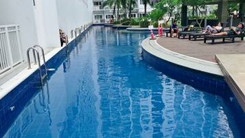 Lejlighed - balkon - udsigt til pool | Pool | 6 udendørs pools, åben fra kl. 08.00 til kl. 22.00, livreddere på stedet