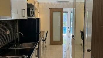 Condo, Balcony, Pool View | Private kitchen