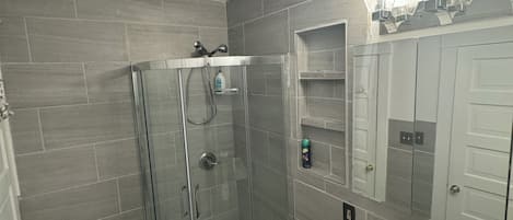 Douche, sèche-cheveux, serviettes fournies, savon