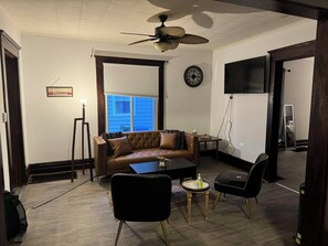 Living area - 2-bedroom in Downtown Lansing! Near to Old Town, Conference Center, & Hospitals (Lansing)