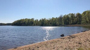 A lake with a sandy beach and a forested shoreline. - 2 bedroom cozy home in Sösdala (Sösdala)