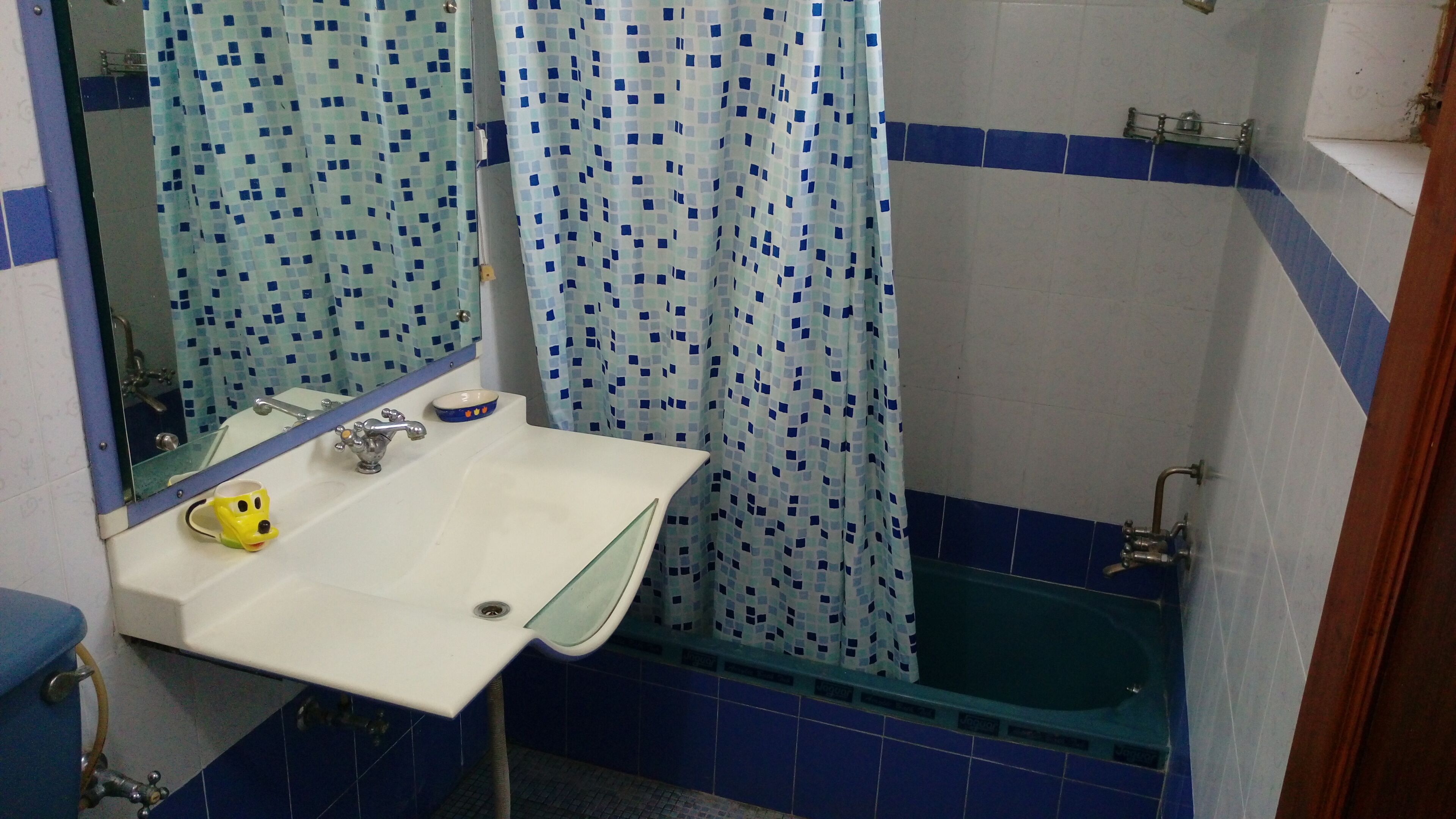 Een douche, handdoeken, zeep, toiletpapier