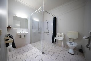 Shower, hair dryer, towels, soap - Woolgoolga Coast Motel (Woolgoolga)