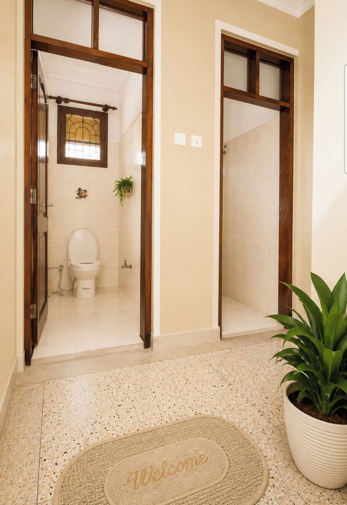Haartrockner, Hausschuhe, Bidet, Handtücher