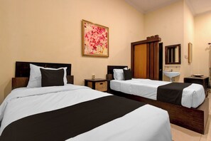 Deluxe Twin Room | Laptop workspace, free WiFi, bed sheets - Townhouse Oak Pancanaka Malioboro Hotel (Kasihan)