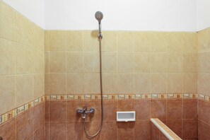 Deluxe Twin Room | Bathroom | Shower, rainfall showerhead, free toiletries, towels - Townhouse Oak Pancanaka Malioboro Hotel (Kasihan)