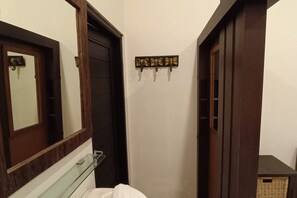 Bathroom - Townhouse Oak Pancanaka Malioboro Hotel (Yogyakarta)