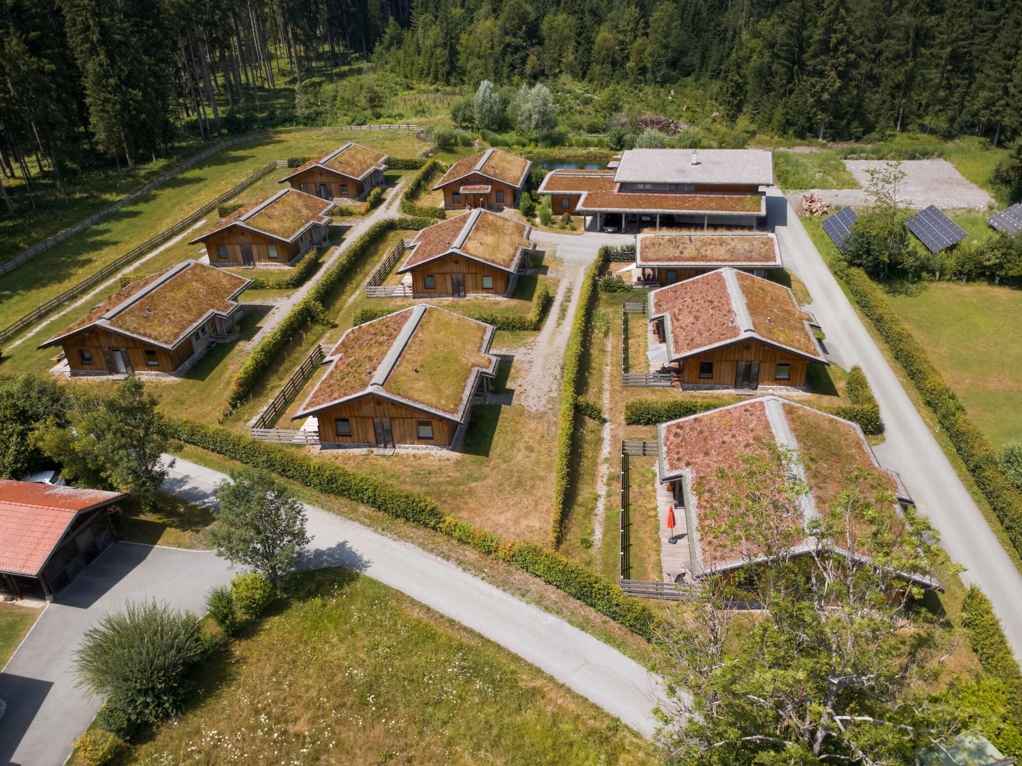 Ein Wohngebiet mit mehreren Häusern mit geneigten Dächern, vermutlich zur Regenwassernutzung.