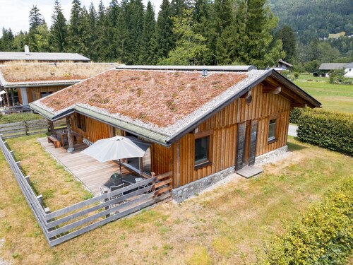 Chalet mit Sauna zwischen Wald und Bergen