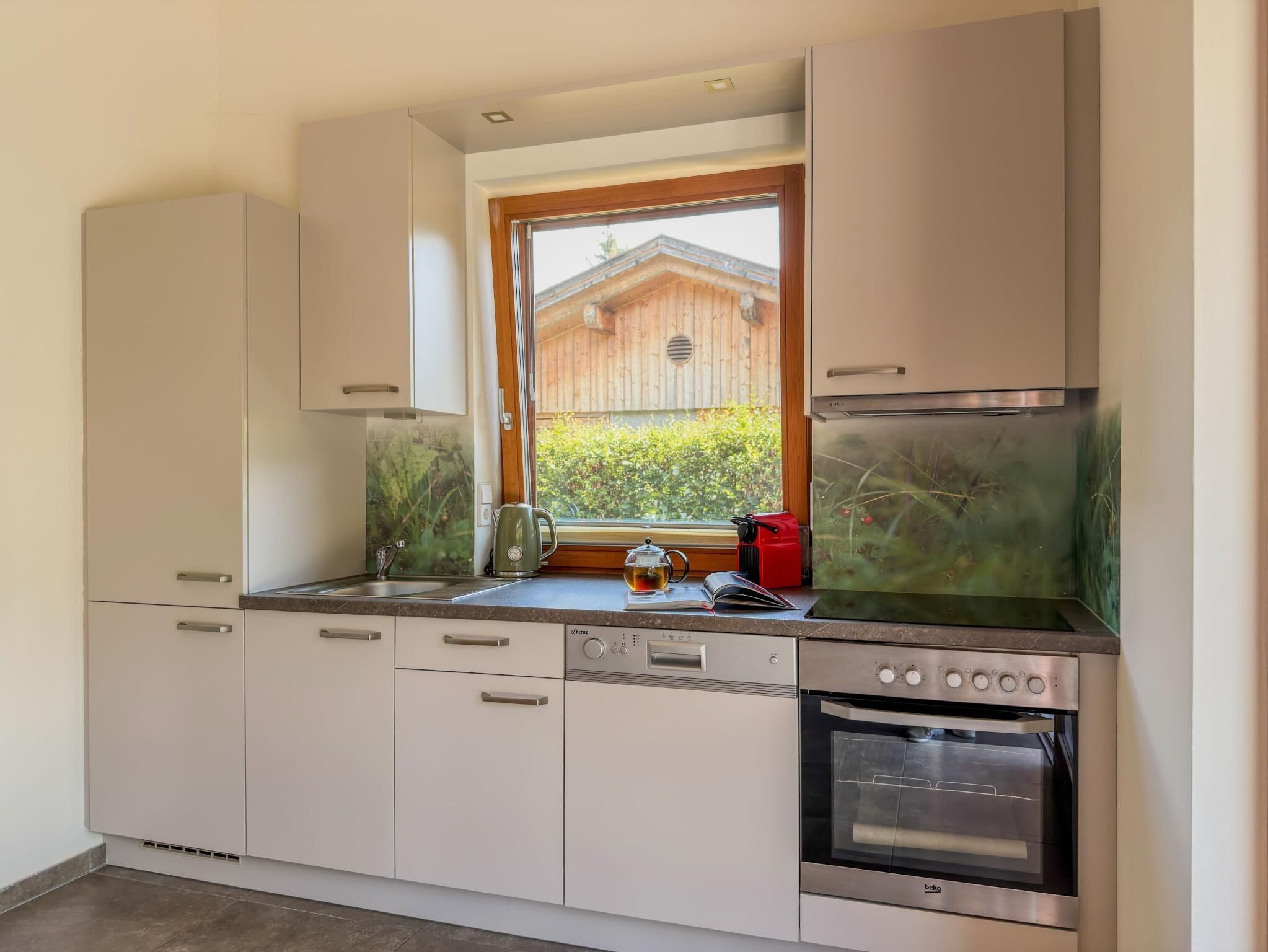 Coffee/tea maker, fridge, oven, stovetop