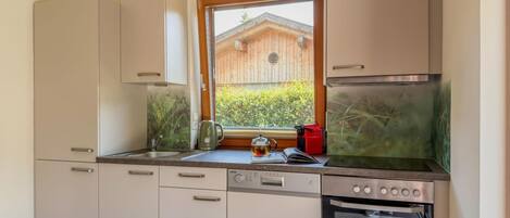 Coffee/tea maker, fridge, oven, stovetop