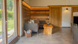 Una sala moderna con un sofá, una mesa de centro y una chimenea.