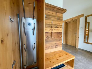Un interior moderno con electrodomésticos de acero inoxidable, paneles de madera y un banco empotrado.