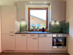 Cafetera y tetera, refrigerador, horno y parrilla de estufa 