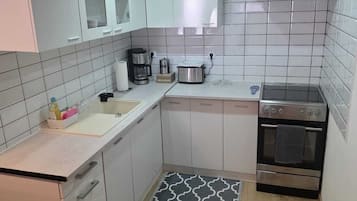 Kühlschrank, Ofen, Herdplatte, Wasserkocher mit Kaffee-/Teezubehör