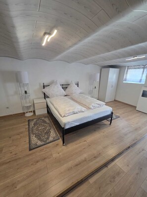 Internet, bed sheets - Modern guest house with mosaic terrace & WMF kitchen in a quiet location (Uttenweiler)