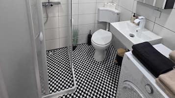 Dusche, Haartrockner, Handtücher, Seife