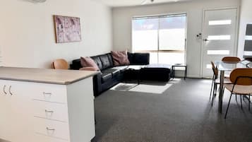 Leilighet, 2 soverom | Oppholdsområde | En 54-tommers smart-TV med digitale kanaler samt leker