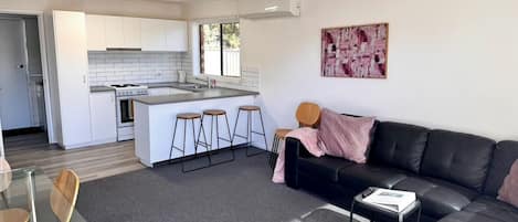 Departamento, 2 habitaciones | Área de sala de estar | Smart TV de 54 pulgadas con canales digitales y juguetes