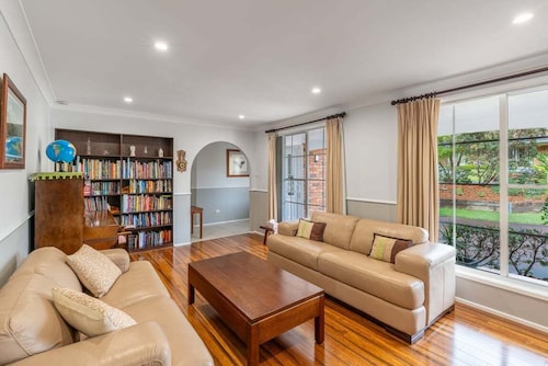 Urban Tranquility ~ The perfect family getaway nestled in Dapto!