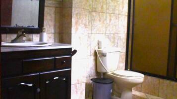 Familien-Suite, Balkon, Executive-Etage | Badezimmer