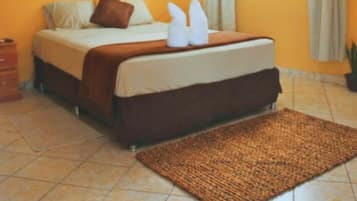 Espacio para trabajar con laptop y tabla de planchar con plancha