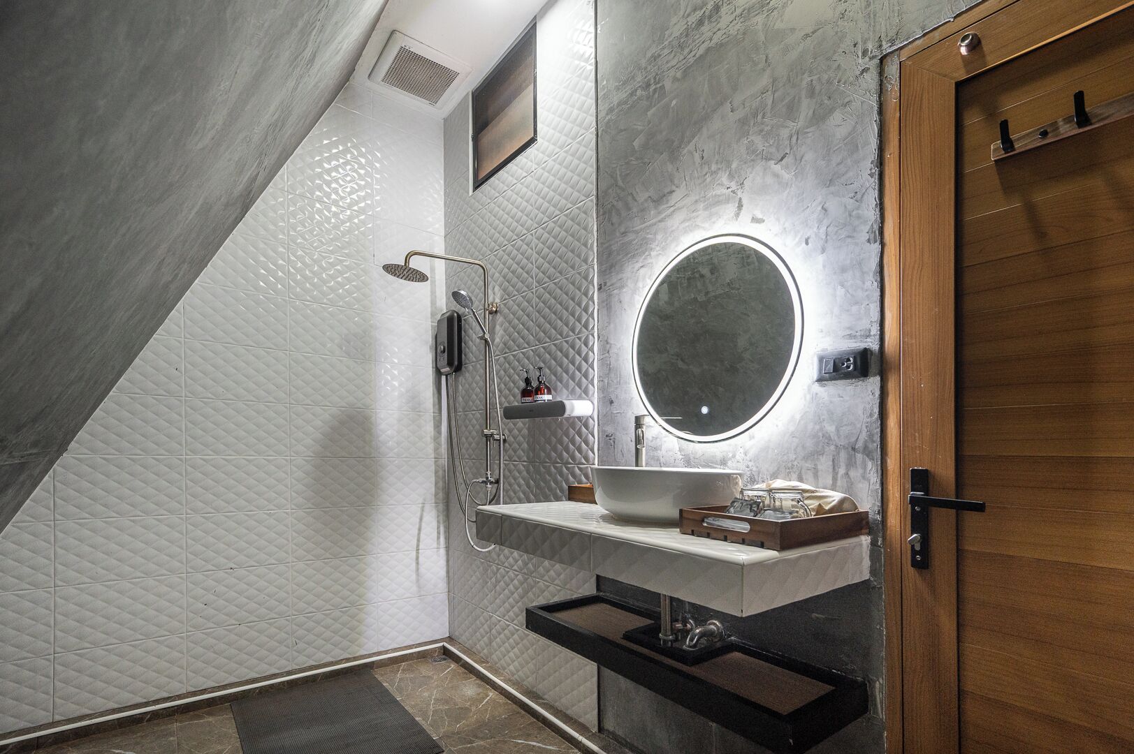  Cabin House | Bad | Dusj, hårføner, håndklær og såpe