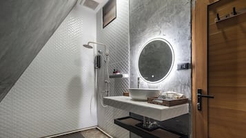 Cabin House | Bad | Dusj, hårføner, håndklær og såpe