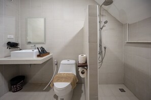 Grand Cabin | Bathroom | Shower, hair dryer, towels, soap - Plerntaan HoReCa (Pak Chong)