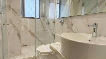 Chambre avec lits jumeaux | Salle de bain