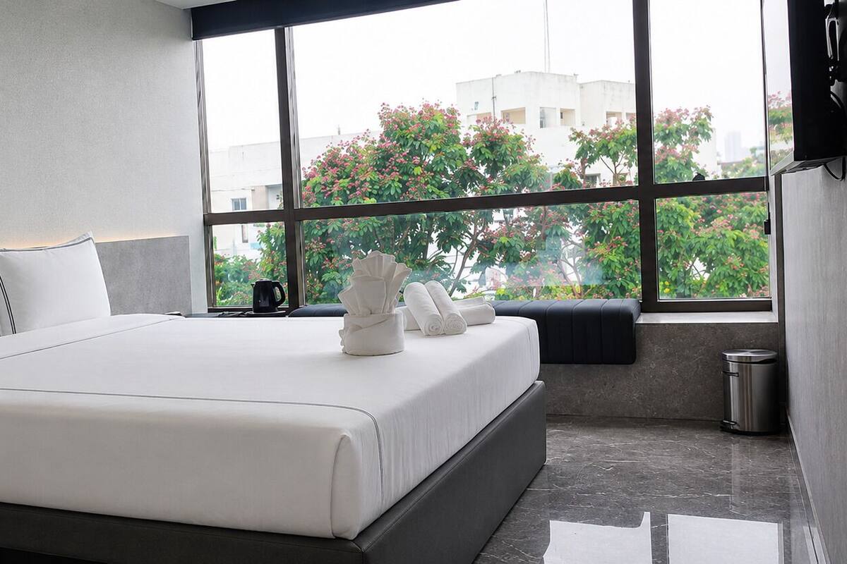 Habitación doble, vista a la ciudad | Caja de seguridad en la habitación y escritorio 