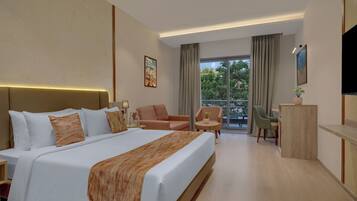Una habitación de hotel con una cama grande, un escritorio, una silla y un televisor.