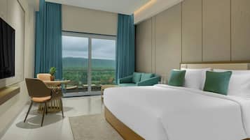 Club Room, 1 King Bed with Sofa bed, Mountain View