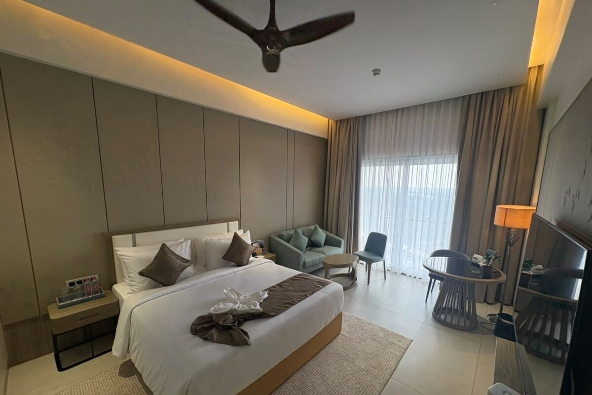Club Room, 1 King Bed with Sofa bed, Mountain View | Iron/ironing board